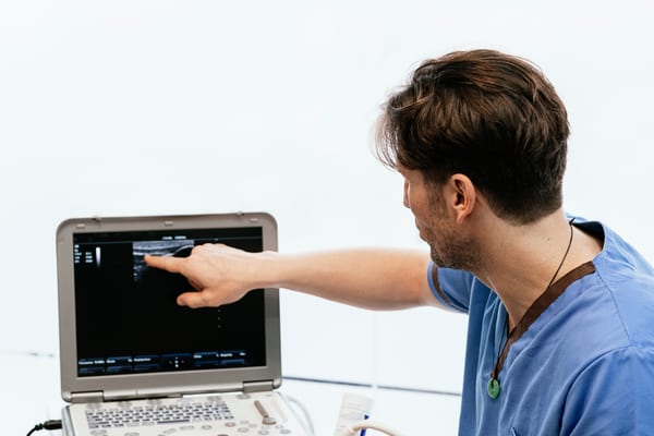 Ultrassom de articulações e partes moles para medicina do esporte na Ressonar